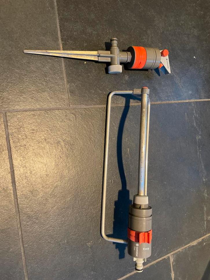 2x Gardena Tuinsproeier - Zwenksproeier & Multisproeier, Tuin en Terras, Tuinsproeiers, Gebruikt, Zwenksproeier, Ophalen of Verzenden