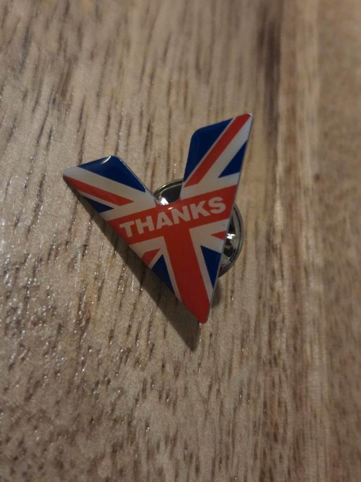 Union Jack V for Victory, 1995, Verzamelen, Speldjes, Pins en Buttons, Zo goed als nieuw, Speldje of Pin, Overige onderwerpen