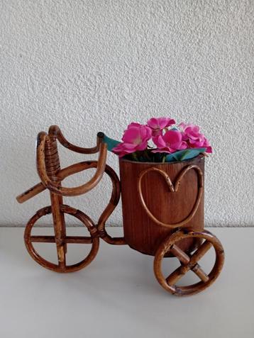 Een Mooie Houten Miniatuur Bloemenkar beschikbaar voor biedingen