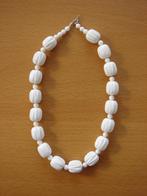 Witte ketting 45 cm, Sieraden, Tassen en Uiterlijk, Kettingen, Kunststof, Gebruikt, Ophalen of Verzenden, Wit