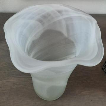 glazen vaas met golvende hals beschikbaar voor biedingen