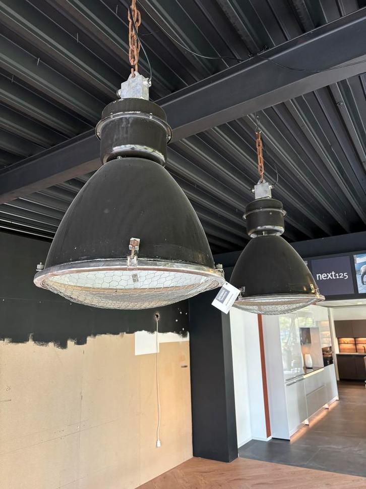 Industriële Hanglamp Vintage twee stuks., Huis en Inrichting, Lampen | Hanglampen, Gebruikt, 50 tot 75 cm, Metaal, Ophalen