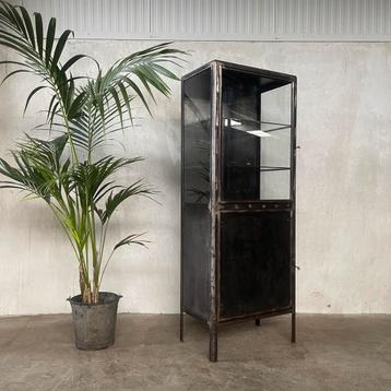 Oude medicijnkast, vitrinekast, vitrine, industriële kast beschikbaar voor biedingen