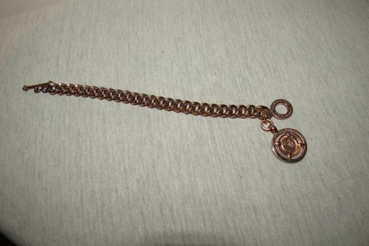 Tov Essential gouden schakel armband merk bedel eraan, Sieraden, Tassen en Uiterlijk, Armbanden, Zo goed als nieuw, Overige materialen