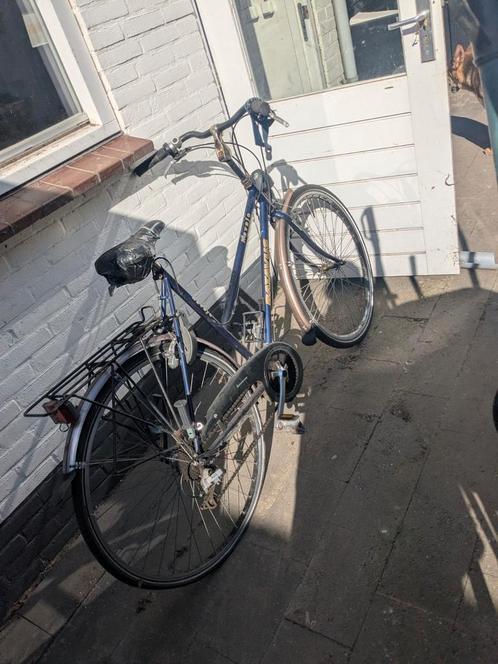 Oude stads fiets met lekke band, Fietsen en Brommers, Fietsen | Dames | Sportfietsen en Toerfietsen, Gebruikt, Overige merken