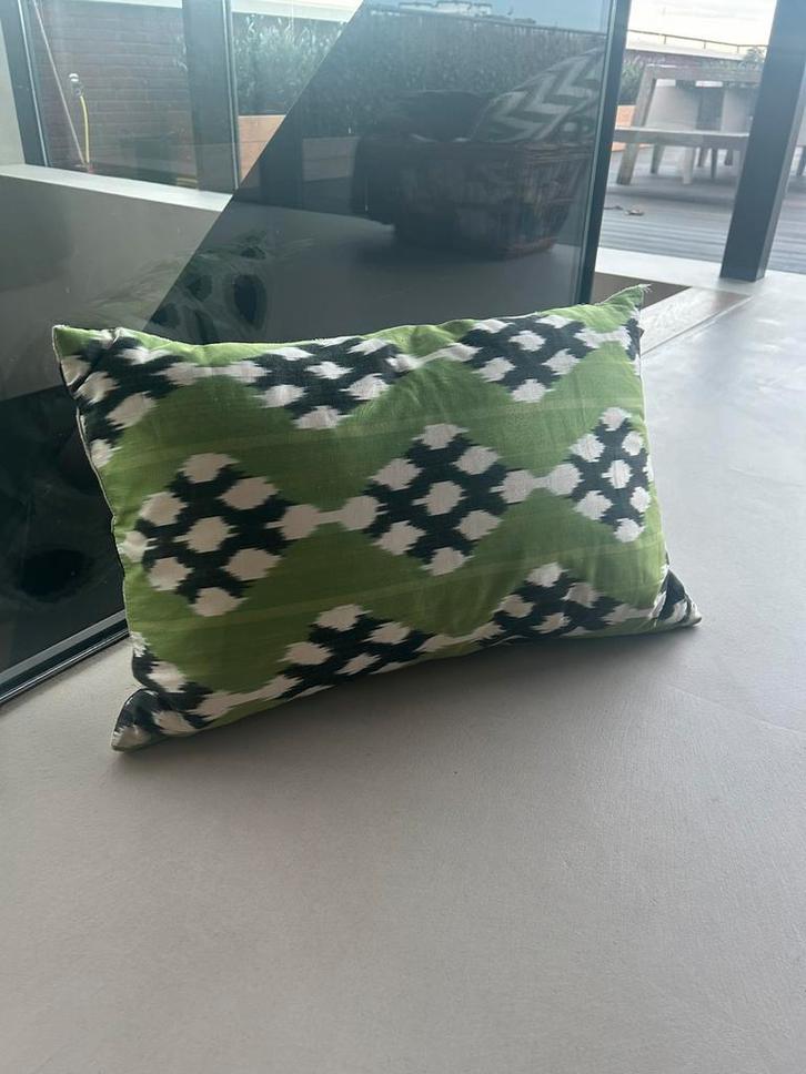 Luxe ikat kussen 40x60, Huis en Inrichting, Woonaccessoires | Kussens, Zo goed als nieuw, Groen, Rechthoekig, Ophalen of Verzenden