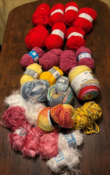 Diverse bollen wol in opbergbox beschikbaar voor biedingen
