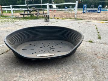 Grote hondenmand beschikbaar voor biedingen