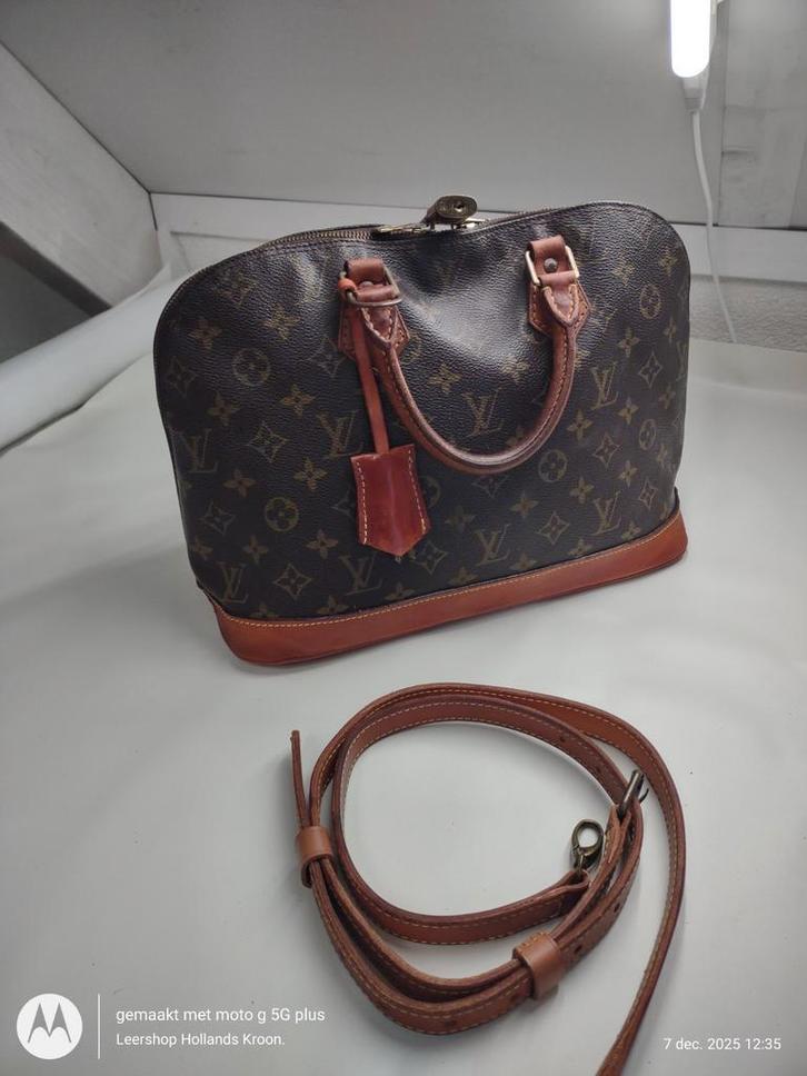 Louis Vuitton Alma tas met schouderband  incl. slotje, Sieraden, Tassen en Uiterlijk, Tassen | Damestassen, Zo goed als nieuw