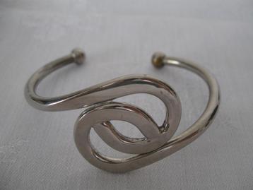 Mooie aparte armband zilverkleurig goede staat beschikbaar voor biedingen