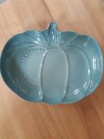 Le Creuset Pompoen Schaal Sea Salt, Huis en Inrichting, Keuken | Servies, Ophalen of Verzenden, Nieuw, Overige stijlen, Schaal of Schalen