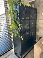 Zwarte metalen vitrinekast met glas van Giga meubel., Huis en Inrichting, Kasten | Dressoirs, Ophalen, Gebruikt, 100 tot 150 cm
