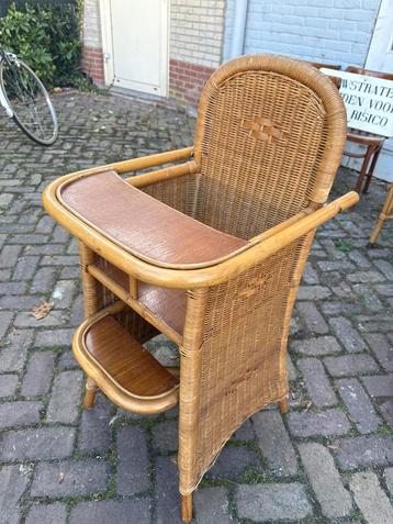 Rotan kinderstoel beschikbaar voor biedingen
