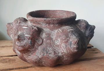 Terracotta Plantenpot  met Azteken Hoofden beschikbaar voor biedingen