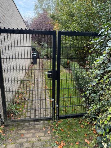 Stalen Poort met Slot - Dubbele Deuren beschikbaar voor biedingen