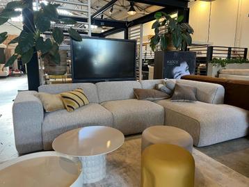 Mooie lichtgrijze hoekbank (ALLEEN DEZE WEEK €750) beschikbaar voor biedingen