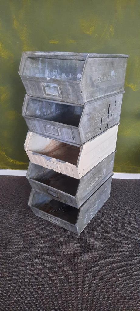 Oude metalen stapelbakken 1956 vintage - koopje! 50x45x20 cm, Antiek en Kunst, Curiosa en Brocante, Ophalen