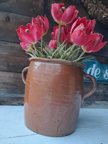 Oude aardewerk pot met oren beschikbaar voor biedingen