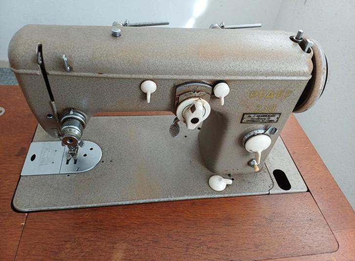 Antieke Pfaff 230 trapnaaimachine in kast, Hobby en Vrije tijd, Naaimachines en Toebehoren, Gebruikt, Naaimachine, Pfaff, Ophalen