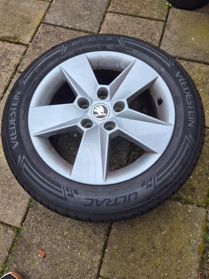 Skoda 16 inch velgen met banden 205/55 R16, Auto-onderdelen, Banden en Velgen, Banden en Velgen, Zomerbanden, 16 inch, 205 mm