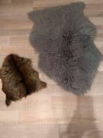 Gratis, Twee zachte schapenvachten, imitatie, Zo goed als nieuw, 50 tot 100 cm, Ophalen of Verzenden, Grijs