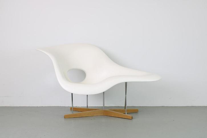 Vitra La Chaise Lounge chair, wit - eiken, Huis en Inrichting, Fauteuils, Zo goed als nieuw, Hout, Kunststof, Metaal, 100 tot 125 cm