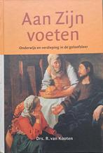 R. van Kooten - Aan Zijn voeten, Gelezen, Ophalen of Verzenden, Christendom | Katholiek, R. van Kooten