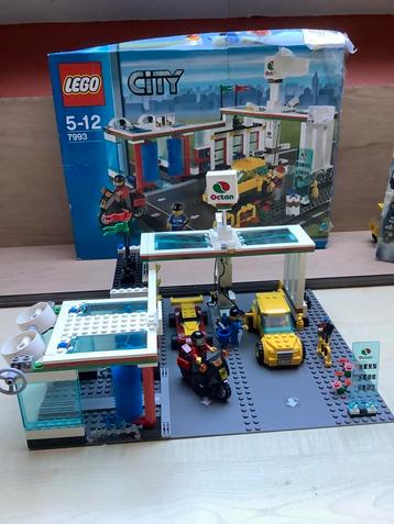 Lego set nr.7993 tankstation, compleet met doos en boekjes beschikbaar voor biedingen