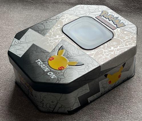 Pokémon 2022 | 25th Anniversary Celebrations Empty Large Tin, Hobby en Vrije tijd, Verzamelkaartspellen | Pokémon, Zo goed als nieuw