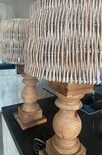 Twee houten lampen met rieten lampenkap, Huis en Inrichting, Lampen | Tafellampen, Minder dan 50 cm, Landelijk, Zo goed als nieuw