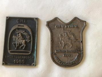 Twee bronzen plaquette Indoor Brabant van 1985 en 1997 beschikbaar voor biedingen