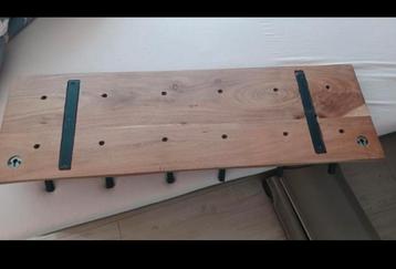 Houten Kapstok met Metalen Haken beschikbaar voor biedingen