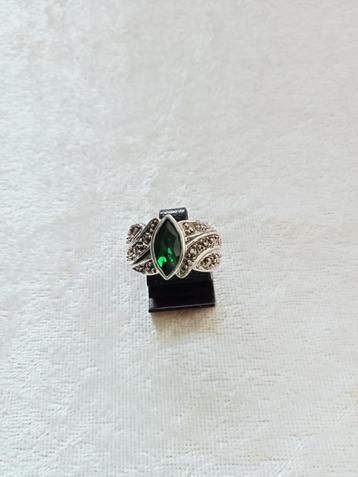 Mooie Zilveren ring met ovale groene steen en markesietjes beschikbaar voor biedingen