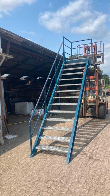 Stalen trap beschikbaar voor biedingen