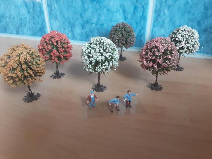 Bomen 6 stuks met voet., Hobby en Vrije tijd, Modeltreinen | H0, Zo goed als nieuw, Natuur, Gelijkstroom of Wisselstroom, Overige merken