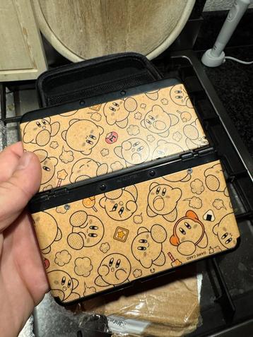 Nintendo New 3DS in top staat + Kirby Face Plates + lader beschikbaar voor biedingen