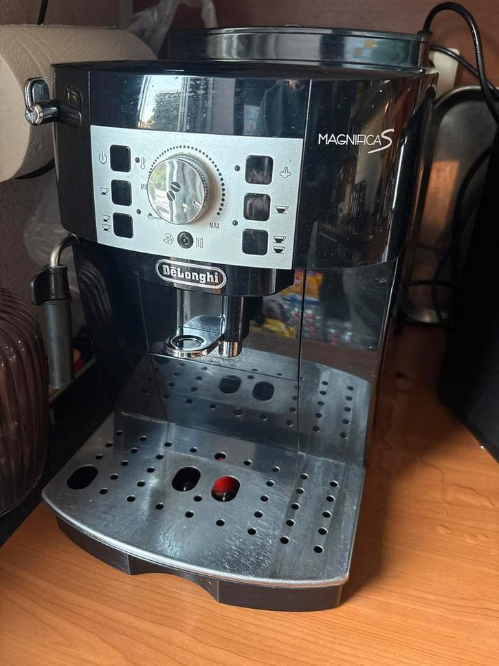 Delonghi Magnifica S Volautomaat, Witgoed en Apparatuur, Koffiezetapparaten, Gebruikt, Koffiebonen, Espresso apparaat, 2 tot 4 kopjes