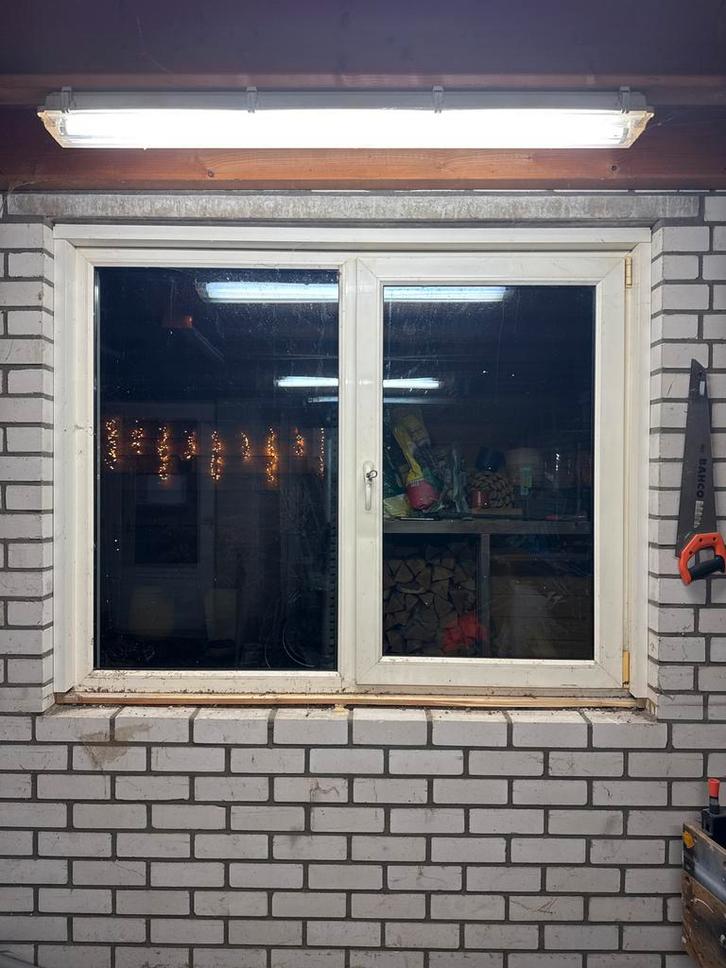 Kunststof kozijn met draai-kiep raam gelijke vakverdeling, Doe-het-zelf en Verbouw, Rolluiken, Gebruikt, 100 tot 150 cm, 150 tot 200 cm