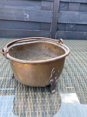 Koperen pot op pootjes beschikbaar voor biedingen