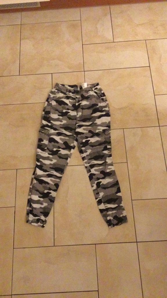 Leuke legerprintbroek  voor voorjaar of zomer mt 38, Maat 38/40 (M), Overige kleuren, Kort, Ophalen of Verzenden