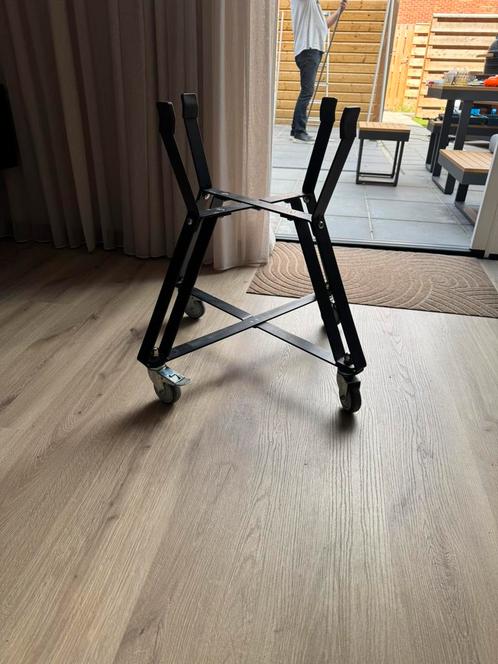 Keramisch BBQ onderstel op wielen voor 21 inch, Tuin en Terras, Barbecue-accessoires, Zo goed als nieuw, Ophalen of Verzenden