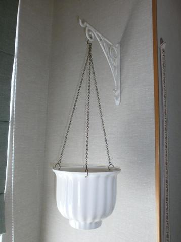 Vrij grote vintage hangbloempot aan kettinkje beschikbaar voor biedingen