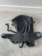 Artipoppe Leopard Grey, Kinderen en Baby's, Babydragers en Draagdoeken, Ophalen, Zo goed als nieuw, Buik of Rug, Draagzak