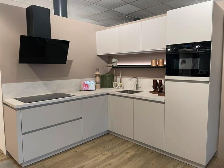 Superkeukens showroomkeuken Migot, Huis en Inrichting, Keuken | Complete keukens, Zo goed als nieuw, Dubbelwandige keuken, Crème