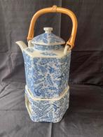 Porseleinen theepot, rotan handvat, waxinehouder wit blauw, Antiek en Kunst, Antiek | Emaille, Ophalen of Verzenden