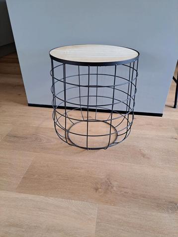 Mooie tafel/mand beschikbaar voor biedingen