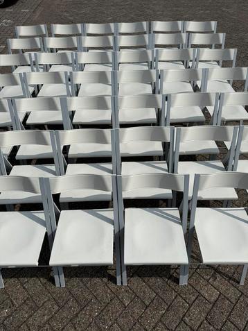 Klapstoelen beschikbaar voor biedingen