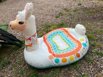 Opblaasbare alpaca beschikbaar voor biedingen