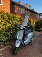 Vespa Primavera 50 (2021) Mat Grijs | Slechts 2.032 km, Fietsen en Brommers, Snorfietsen en Snorscooters, Ophalen, Zo goed als nieuw