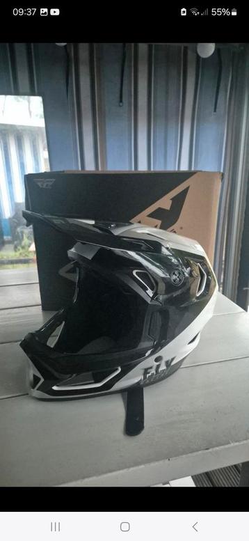 fly racing helmet maat 49 50 cm

 beschikbaar voor biedingen